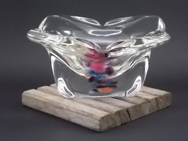 Cendrier "Mosaïque", en Cristal transparent. Forme carré avec motif inclusion coloré, 4 repose cigarette.