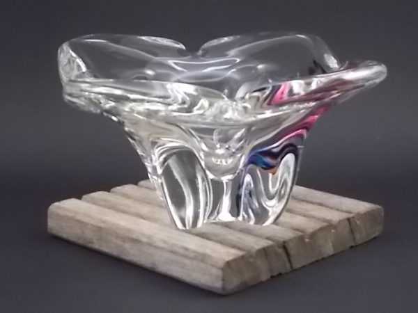 Cendrier "Mosaïque", en Cristal transparent. Forme carré avec motif inclusion coloré, 4 repose cigarette.