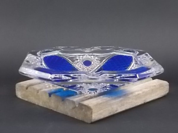 Cendrier Octogone en cristal transparent et Bleu, taillé, moulé. Avec 4 repose cigarette.