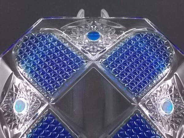 Cendrier Octogone en cristal transparent et Bleu, taillé, moulé. Avec 4 repose cigarette.