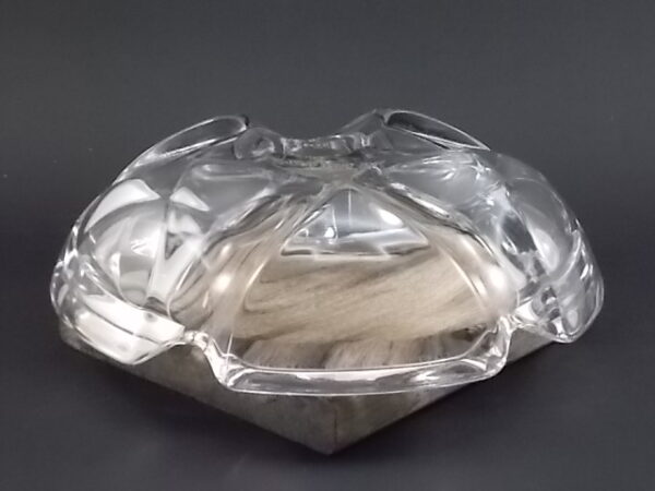 Cendrier "Pastis 51" en cristal garanti plus de 24 % de Plomb. Forme ronde avec 5 repose cigarette. De la Cristallerie d'Arques.