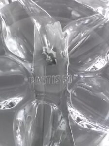 Cendrier "Pastis 51" en cristal garanti plus de 24 % de Plomb. Forme ronde avec 5 repose cigarette. De la Cristallerie d'Arques.