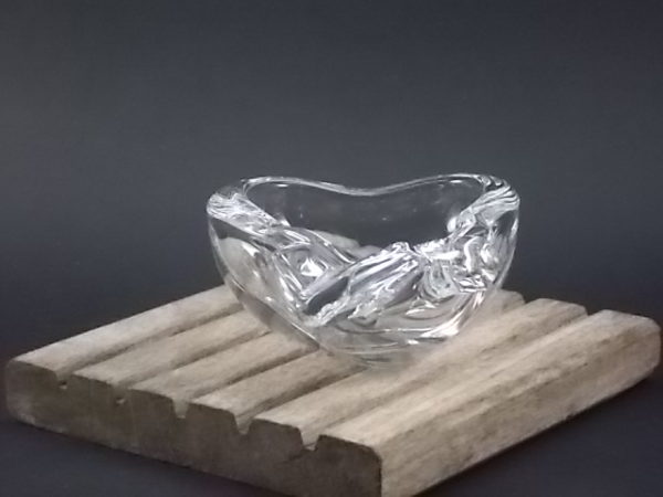 Cendrier "Poire", en cristal translucide épais. De Art Vannes France, De la Cristallerie de Vannes le Chatel.
