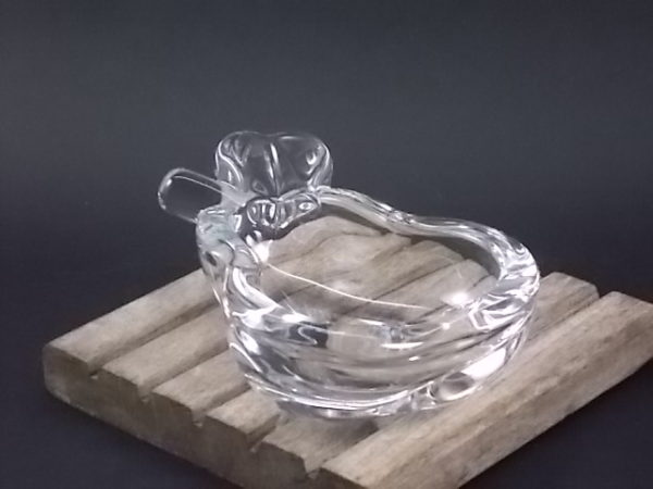 Cendrier "Poire", en cristal translucide épais. De Art Vannes France, De la Cristallerie de Vannes le Chatel.