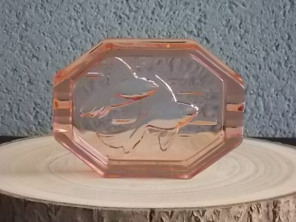Cendrier octogonal en verre Rose Saumoné, moulé pressé. Décors duo de "Poisson". Extrémités double repose cigarette.