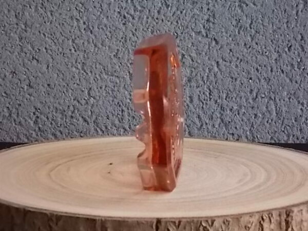 Cendrier octogonal en verre Rose Saumoné, moulé pressé. Décors duo de "Poisson". Extrémités double repose cigarette.