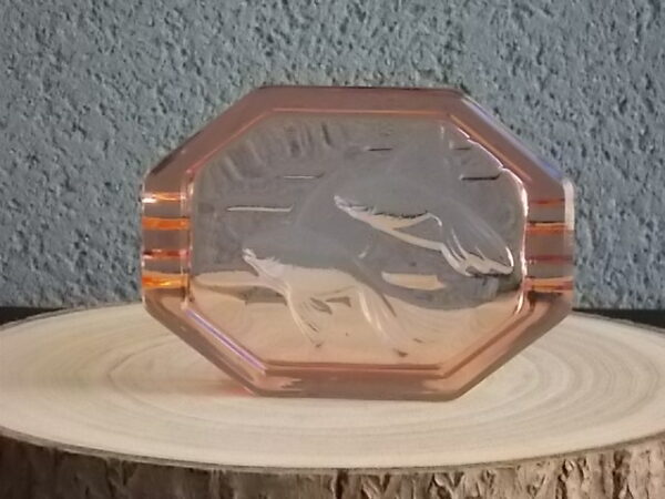 Cendrier octogonal en verre Rose Saumoné, moulé pressé. Décors duo de "Poisson". Extrémités double repose cigarette.