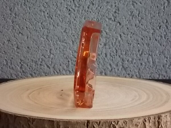 Cendrier octogonal en verre Rose Saumoné, moulé pressé. Décors duo de "Poisson". Extrémités double repose cigarette.