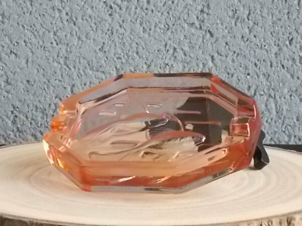 Cendrier octogonal en verre Rose Saumoné, moulé pressé. Décors duo de "Poisson". Extrémités double repose cigarette.