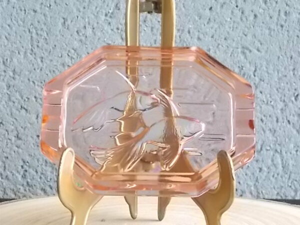 Cendrier octogonal en verre Rose Saumoné, moulé pressé. Décors duo de "Poisson". Extrémités double repose cigarette.