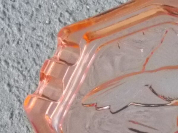 Cendrier octogonal en verre Rose Saumoné, moulé pressé. Décors duo de "Poisson". Extrémités double repose cigarette.