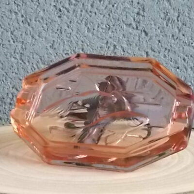 Cendrier octogonal en verre Rose Saumoné, moulé pressé. Décors duo de "Poisson". Extrémités double repose cigarette.