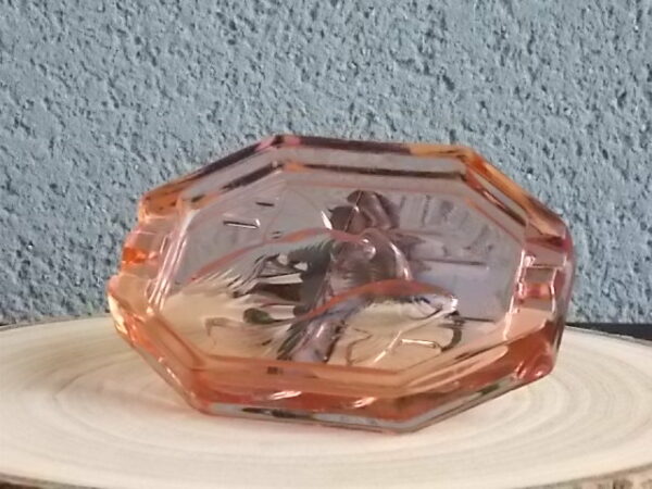 Cendrier octogonal en verre Rose Saumoné, moulé pressé. Décors duo de "Poisson". Extrémités double repose cigarette.