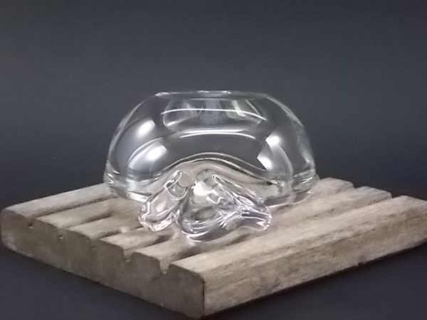 Cendrier "Pomme", en cristal translucide épais. De Art Vannes Cristal, Cristallerie de Vannes le Chatel.