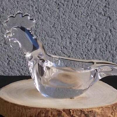 Cendrier "Poule", en cristal translucide moulé. Queue fait office de repose cigarette. De Art Vannes France