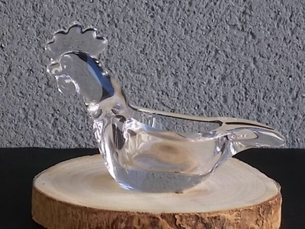 Cendrier "Poule", en cristal translucide moulé. Queue fait office de repose cigarette. De Art Vannes France