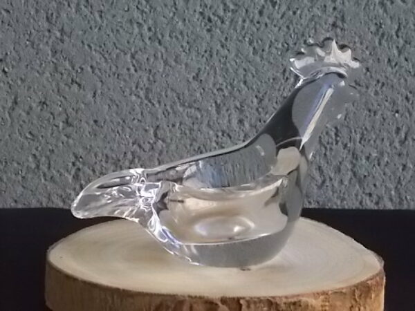 Cendrier "Poule", en cristal translucide moulé. Queue fait office de repose cigarette. De Art Vannes France