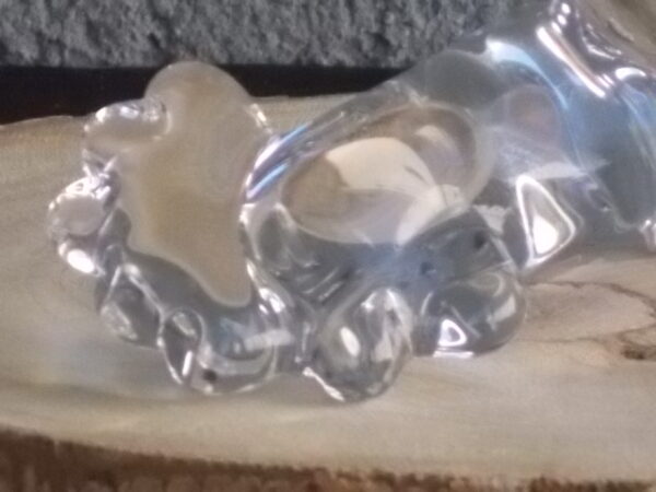 Cendrier "Poule", en cristal translucide moulé. Queue fait office de repose cigarette. De Art Vannes France