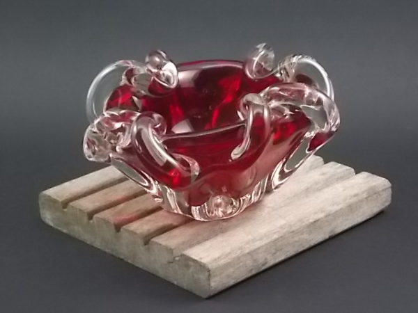 Cendrier "Rubis" en verre bicolore soufflé et étiré. Bol rouge Rubis, enveloppé par verre translucide, qui est étiré pour former repose cigarette. Année 60/70.