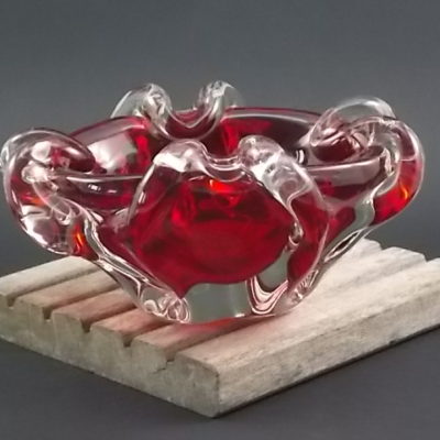 Cendrier "Rubis" en verre bicolore soufflé et étiré. Bol rouge Rubis, enveloppé par verre translucide, qui est étiré pour former repose cigarette. Année 60/70.