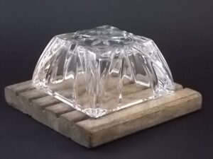 Cendrier "Trianon", en cristal taillé, moulé. forme carré, face bombée et fond étoilé. De la Cristallerie d' Arques