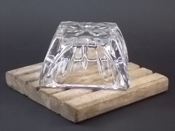 Cendrier "Trianon", en cristal taillé, moulé. forme carré, face bombée et fond étoilé. De la Cristallerie d' Arques