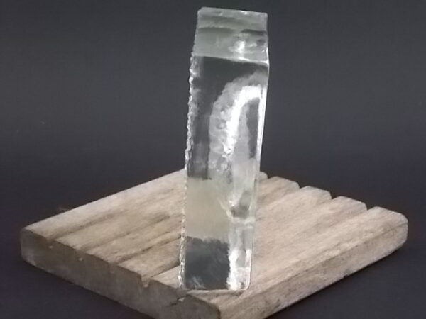 Cendrier carré en verre brut, coupe rond à mono repose cigarette. Style Saint Gobain