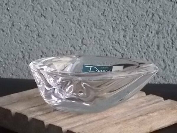 Cendrier de Bureau, en Cristal translucide, 24 % de Plomb. Forme Ovoïde facetté, avec 1 repose cigarette. De Daum France