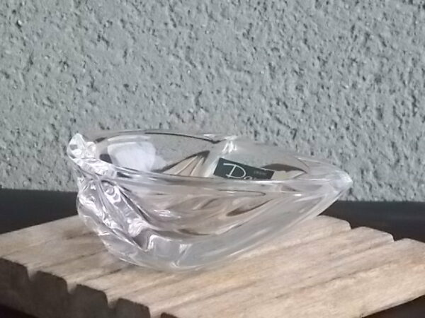 Cendrier de Bureau, en Cristal translucide, 24 % de Plomb. Forme Ovoïde facetté, avec 1 repose cigarette. De Daum France