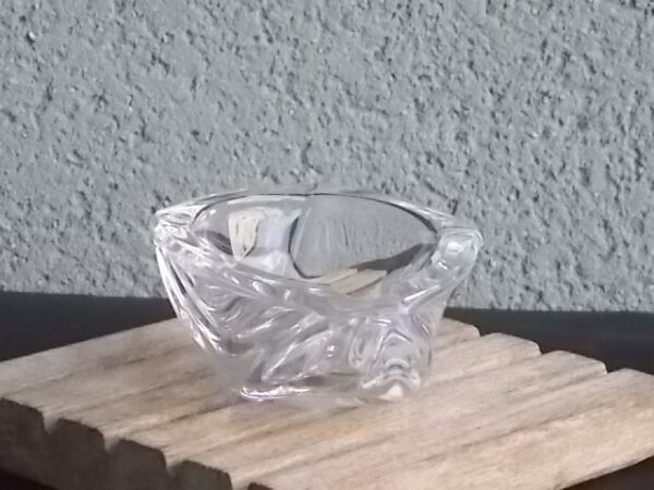 Cendrier de Bureau, en Cristal translucide, 24 % de Plomb. Forme Ovoïde facetté, avec 1 repose cigarette. De Daum France