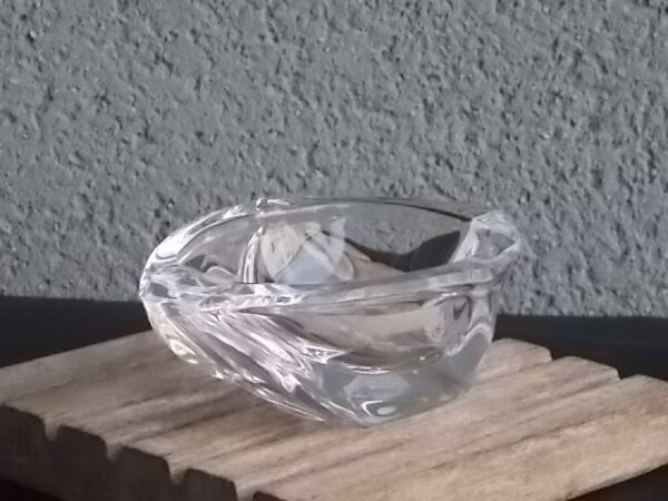 Cendrier de Bureau, en Cristal translucide, 24 % de Plomb. Forme Ovoïde facetté, avec 1 repose cigarette. De Daum France