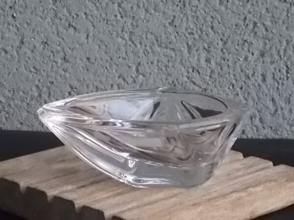 Cendrier de Bureau, en Cristal translucide, 24 % de Plomb. Forme Ovoïde facetté, avec 1 repose cigarette. De Daum France