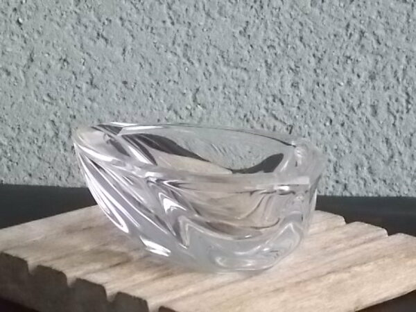 Cendrier de Bureau, en Cristal translucide, 24 % de Plomb. Forme Ovoïde facetté, avec 1 repose cigarette. De Daum France