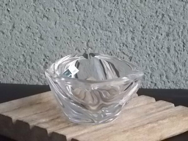 Cendrier de Bureau, en Cristal translucide, 24 % de Plomb. Forme Ovoïde facetté, avec 1 repose cigarette. De Daum France