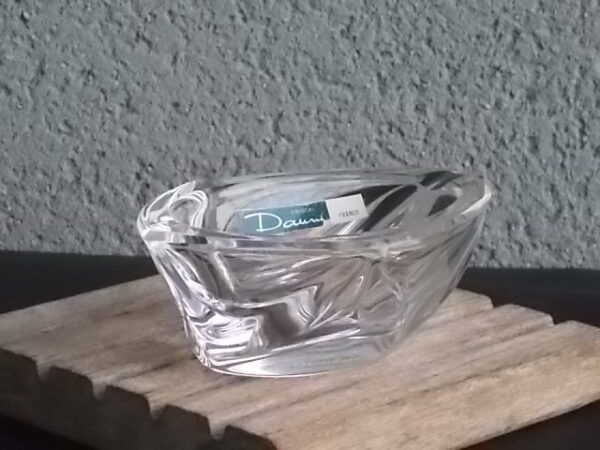 Cendrier de Bureau, en Cristal translucide, 24 % de Plomb. Forme Ovoïde facetté, avec 1 repose cigarette. De Daum France