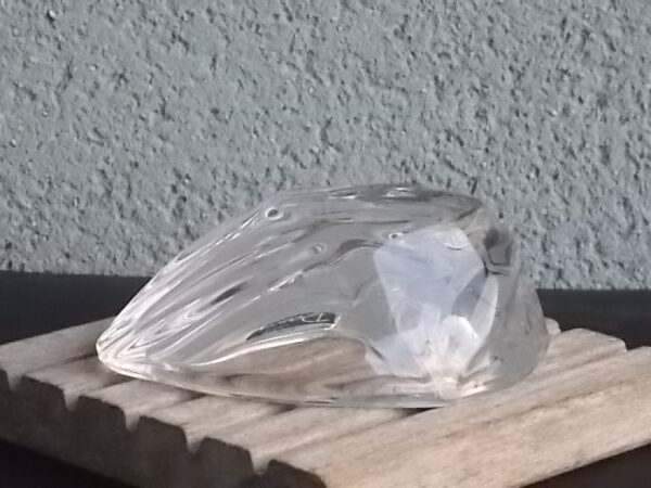 Cendrier de Bureau, en Cristal translucide, 24 % de Plomb. Forme Ovoïde facetté, avec 1 repose cigarette. De Daum France
