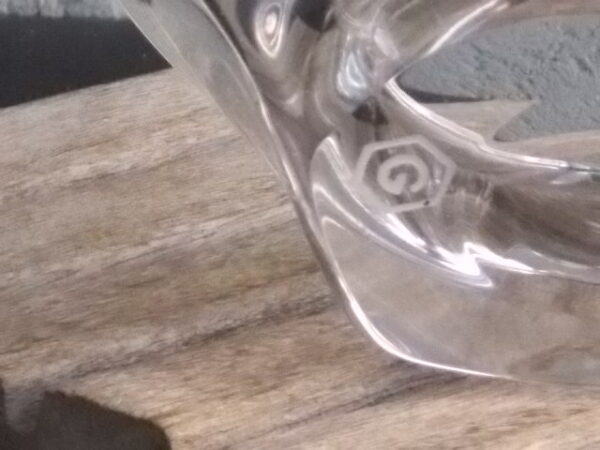 Cendrier de Bureau, en Cristal translucide, 24 % de Plomb. Forme Ovoïde facetté, avec 1 repose cigarette. De Daum France