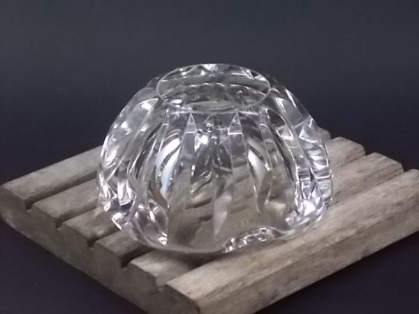 Cendrier de bureau en cristal translucide ovoïde taillé "Grain de riz". De la maison Baccarat France