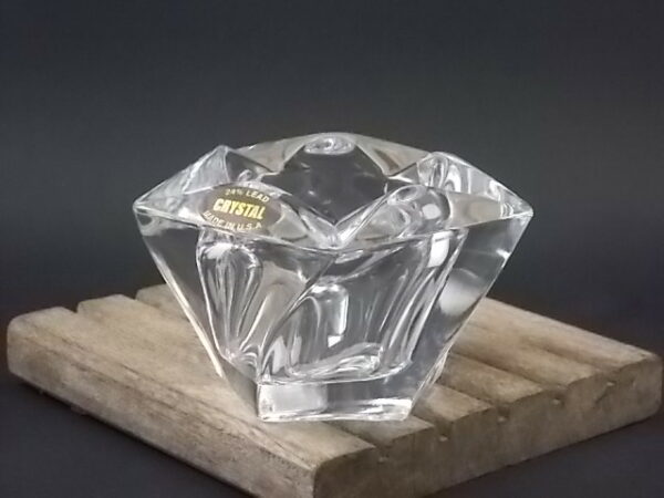 Cendrier de bureau, en cristal 24% de Plomb translucide. Forme Pentagonale évasé vrillé. De Crystal Made in USA