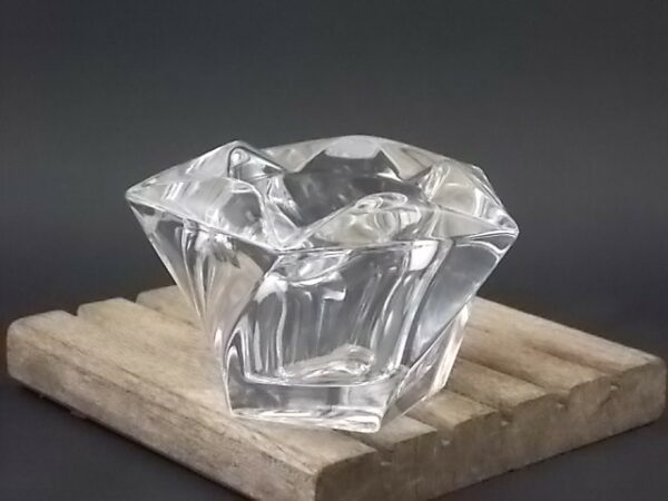 Cendrier de bureau, en cristal 24% de Plomb translucide. Forme Pentagonale évasé vrillé. De Crystal Made in USA