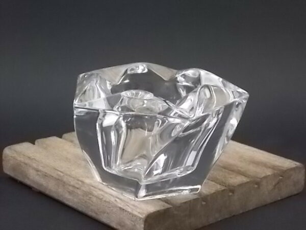 Cendrier de bureau, en cristal 24% de Plomb translucide. Forme Pentagonale évasé vrillé. De Crystal Made in USA