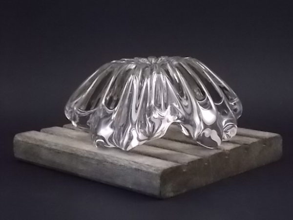 Cendrier polylobé en Cristal légèrement grisé. De forme ronde en corolle évasé. Des années 70.