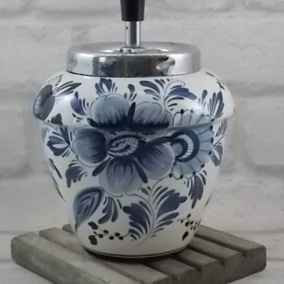 Cendrier poussoir "Fleurs", en faïence Blanche, et motif floral Bleu. Poussoir métal chromé. De Delfts Holland