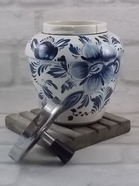 Cendrier poussoir "Fleurs", en faïence Blanche, et motif floral Bleu. Poussoir métal chromé. De Delfts Holland
