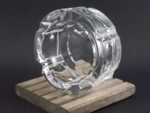 Cendrier rond en cristal translucide, motif géométrique. Année 70. De la cristallerie Nachtmann.