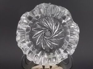 Cendrier rond en cristal translucide et dépoli taillé et gravé, style Bohéme. Année 70. Made in Poland