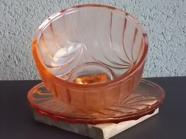 Cloche à beurre vintage en verre moulé rose