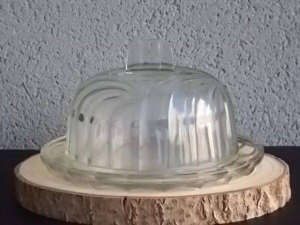 Cloche sur plateau en verre translucide moulé pressé. Forme Dôme, motif en relief de drapé, poignée plate facetté.