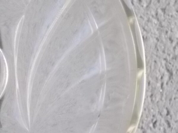Cloche sur plateau en verre translucide moulé pressé. Forme Dôme, motif en relief de drapé, poignée plate facetté.