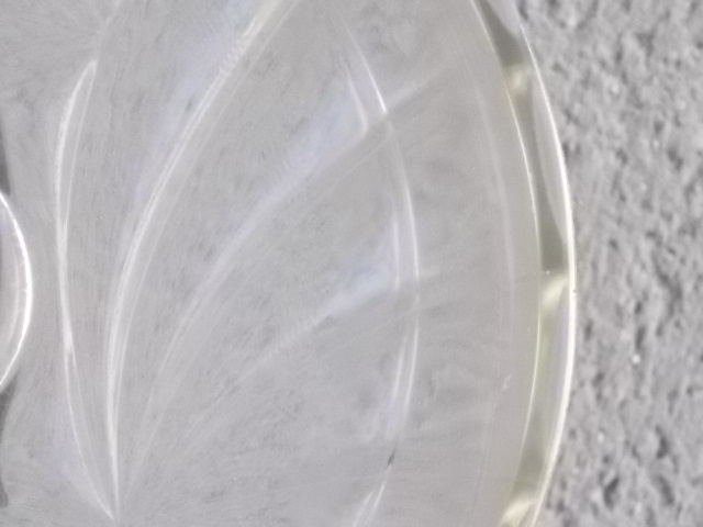 Cloche sur plateau en verre translucide moulé pressé. Forme Dôme, motif en relief de drapé, poignée plate facetté.